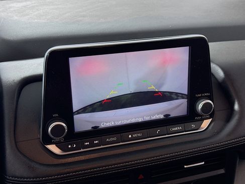 Used 2024 Nissan Rogue SV image 3