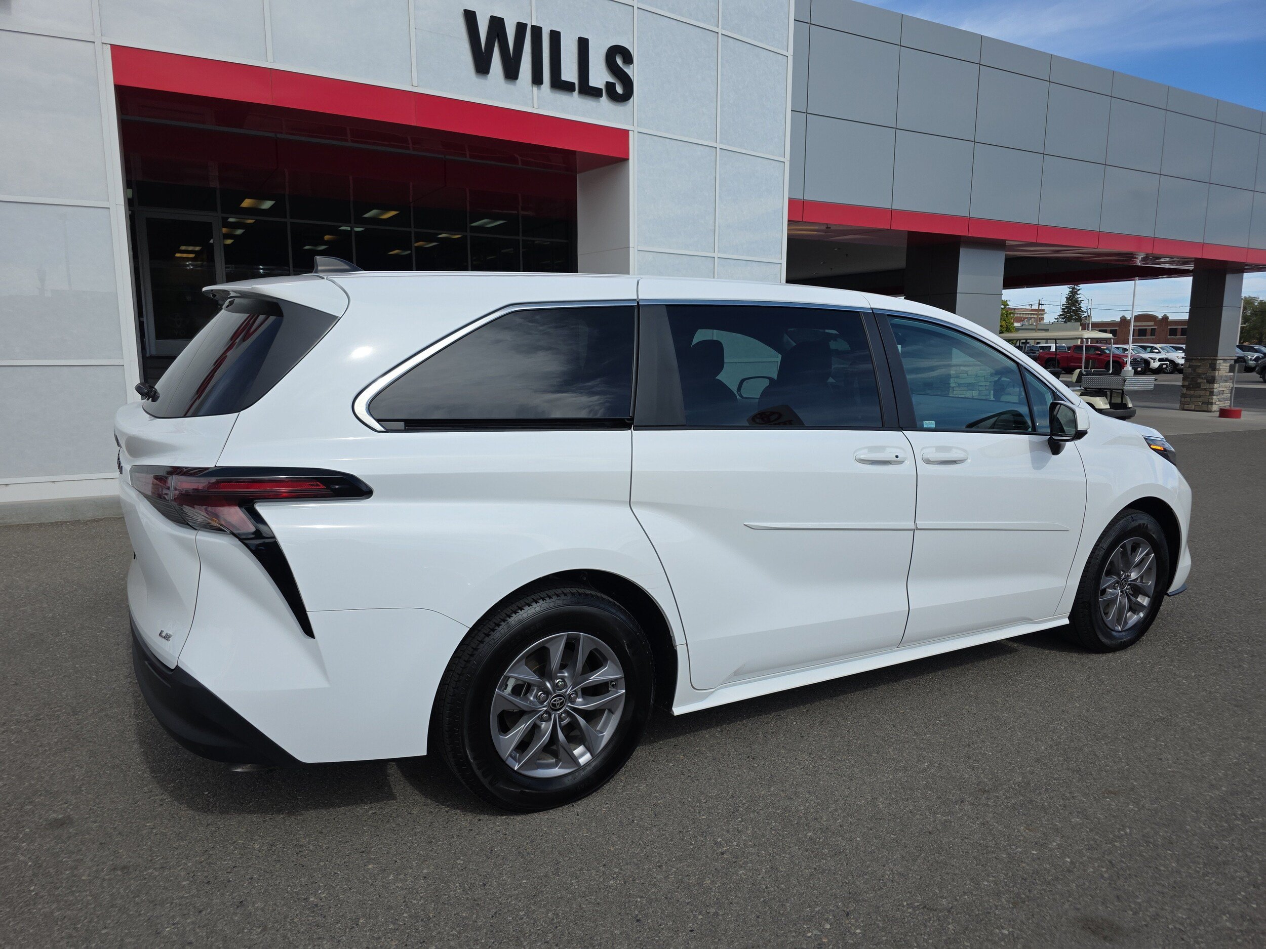 Used 2025 Toyota Sienna LE AWD/4WD image 8