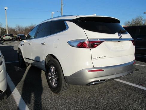 Used 2023 Buick Enclave Essence image 4