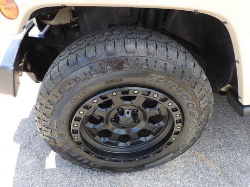 Used 2018 Jeep Wrangler Sahara w/ Connectivity Group AWD/4WD image 15