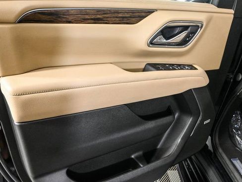 Used 2023 Chevrolet Suburban Premier image 8