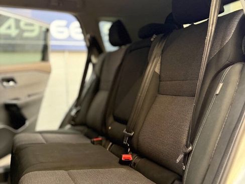 Used 2021 Nissan Rogue SV image 9