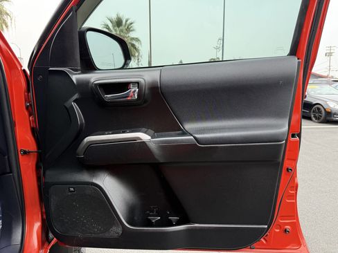 Used 2017 Toyota Tacoma TRD Sport image 14