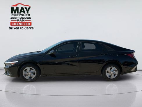 Used 2025 Hyundai Elantra SE FWD image 4
