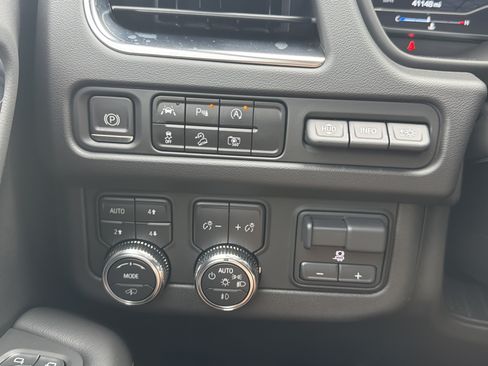 Certified 2023 GMC Yukon AT4 w/ AT4 Premium Plus Package AWD/4WD image 33