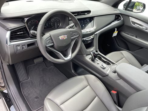 New 2025 Cadillac XT6 Luxury image 12