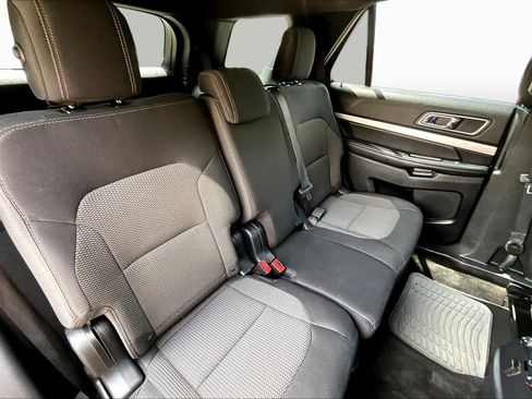 Used 2017 Ford Explorer XLT w/ Equipment Group 201A AWD/4WD image 20