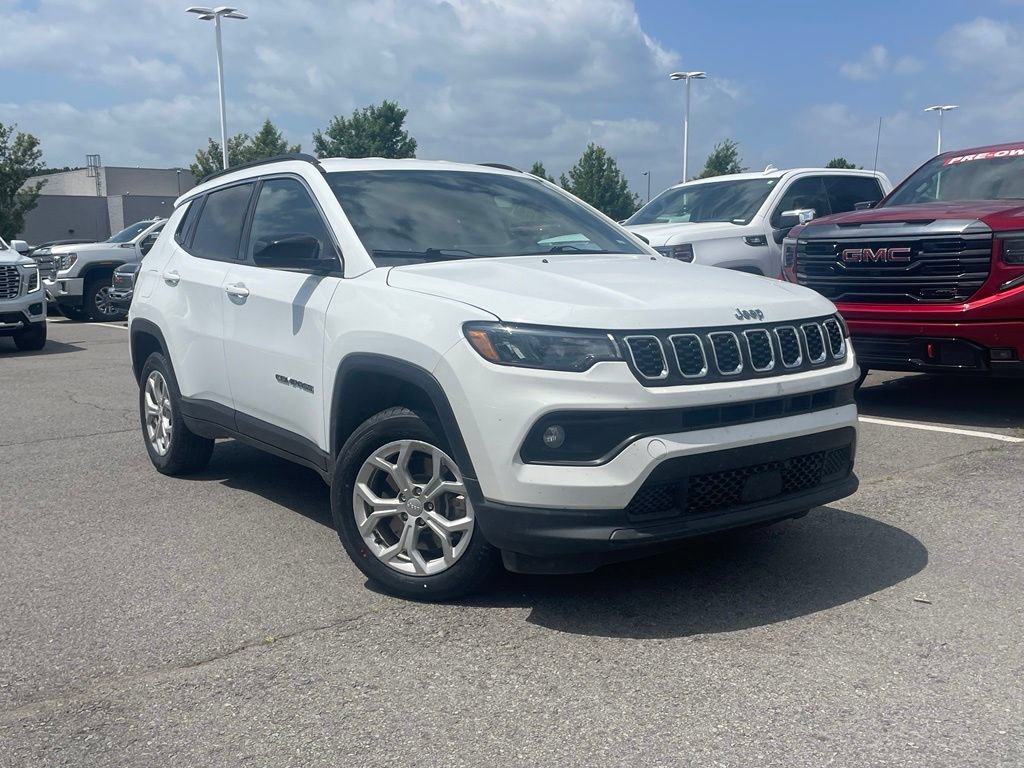 Used 2024 Jeep Compass Latitude AWD/4WD image 2