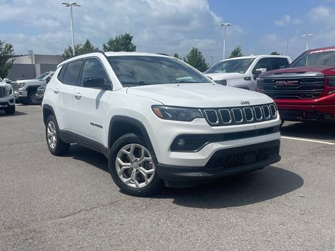 Used 2024 Jeep Compass Latitude AWD/4WD image 2
