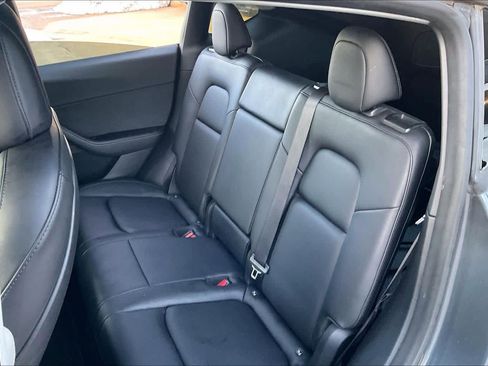 Used 2022 Tesla Model Y Long Range image 20