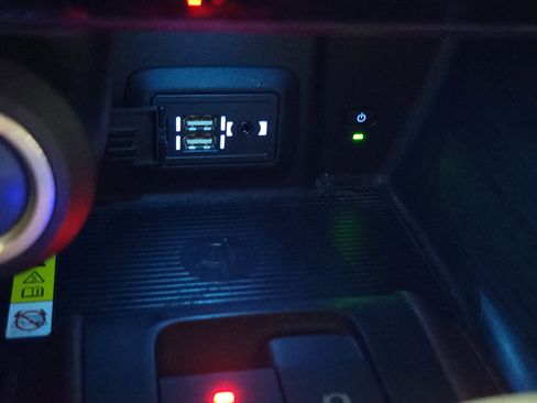 Used 2022 Toyota Venza Limited image 32