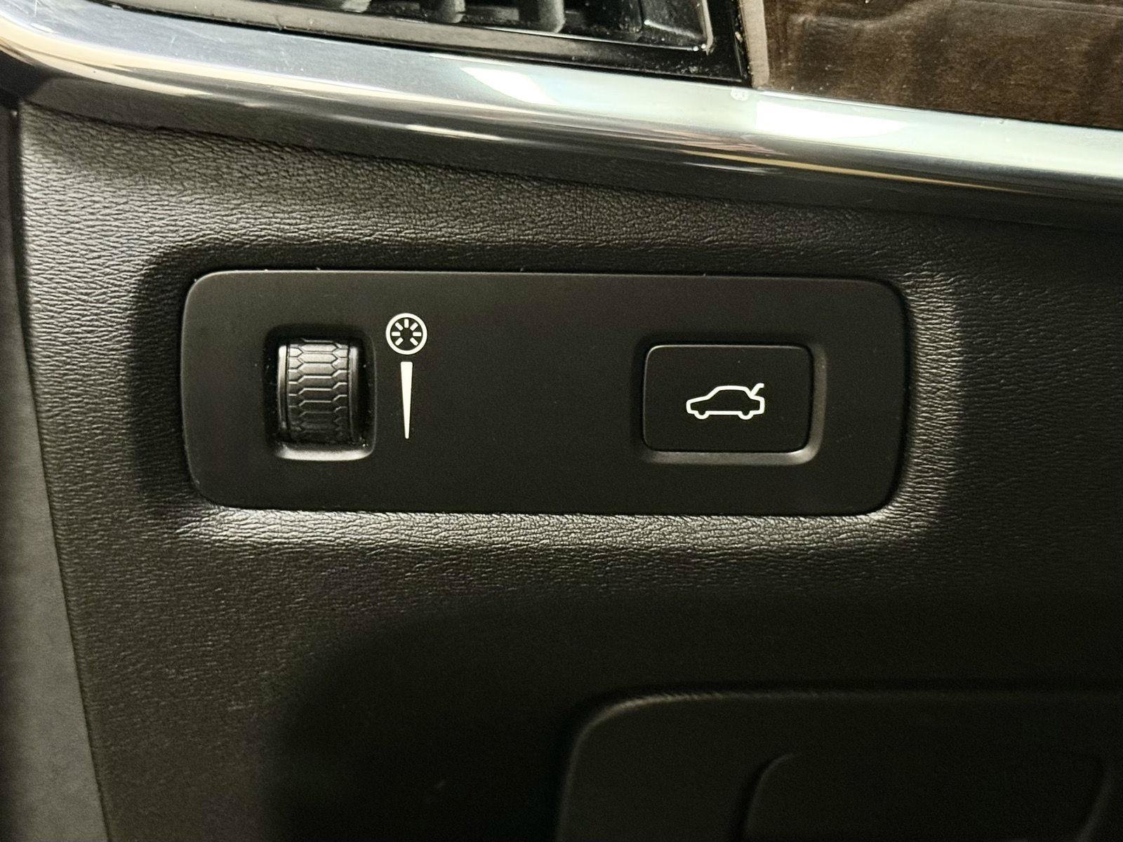 Used 2018 Volvo S90 T5 Momentum w/ Convenience Package FWD image 18
