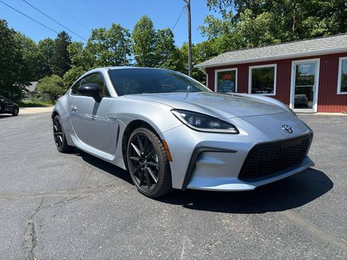 Used 2025 Toyota GR86 Premium w/ ALL Weather Mat Package (TMS) RWD image 2