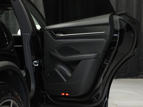 New 2026 Porsche Macan 4 Electric AWD/4WD image 15