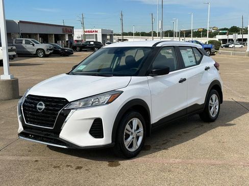 New 2025 Nissan Kicks Play S image 2
