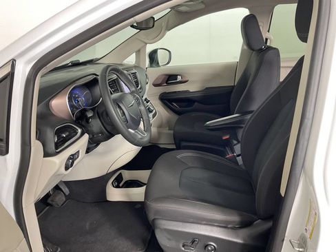 Used 2023 Chrysler Voyager LX FWD image 17