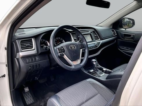 Used 2015 Toyota Highlander Plus FWD image 16