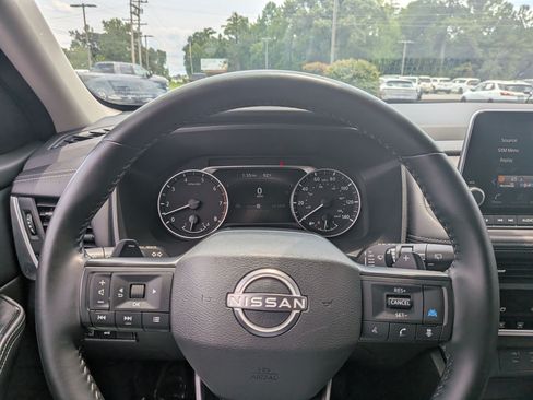 Used 2025 Nissan Rogue SV FWD image 12
