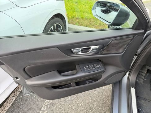 Used 2020 Volvo S60 T5 Momentum image 12