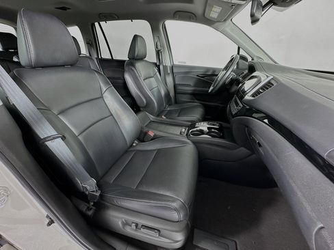 Certified 2018 Honda Pilot Touring image 31