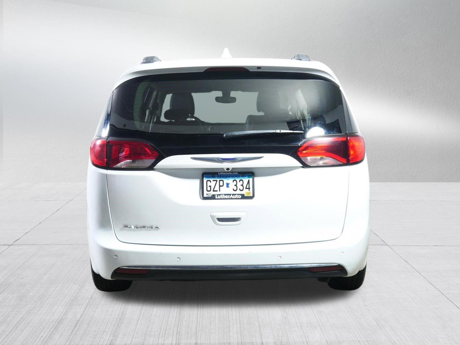 Used 2020 Chrysler Pacifica Touring-L w/ Tire & Wheel Group FWD image 6