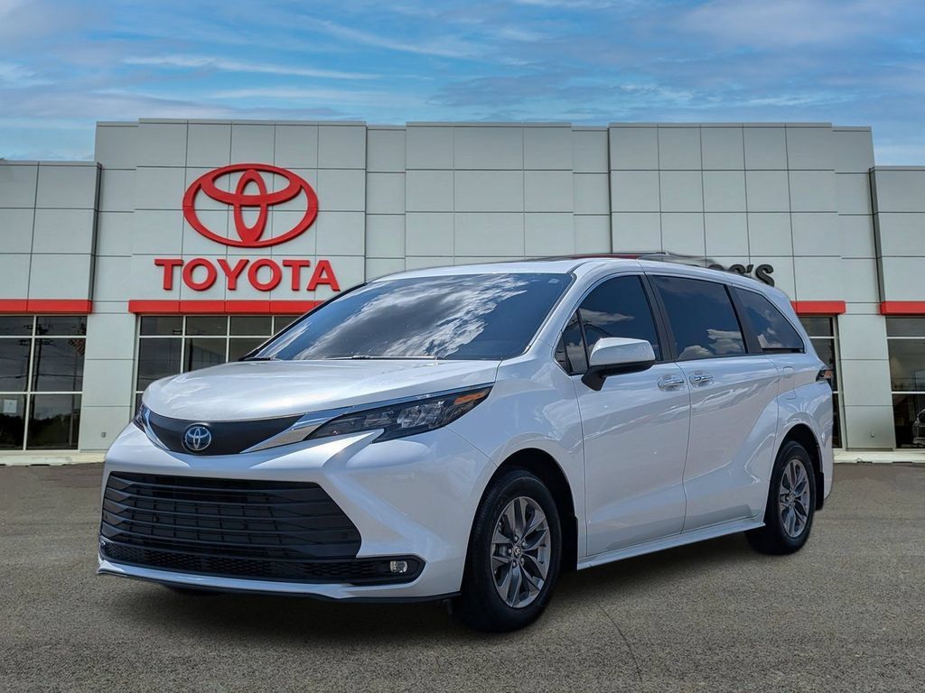 Used 2025 Toyota Sienna XLE w/ XLE Plus Package FWD image 1