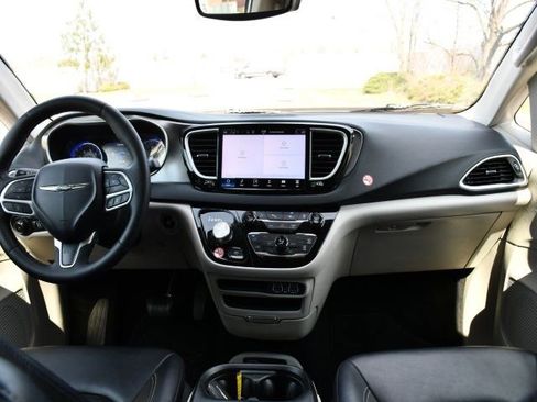 Used 2024 Chrysler Pacifica Touring-L image 17