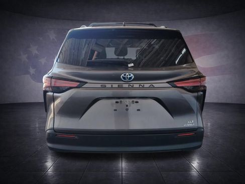 Used 2022 Toyota Sienna XLE w/ XLE Plus Package FWD image 4