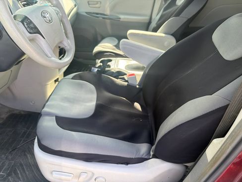 Used 2013 Toyota Sienna LE w/ Towing Pkg AWD/4WD image 9