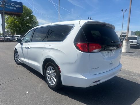 Used 2022 Chrysler Voyager LX FWD image 10