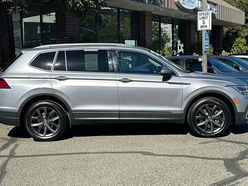 Used 2022 Volkswagen Tiguan SE image 3