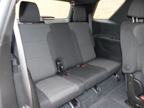 Used 2022 Chevrolet Traverse LT FWD image 39