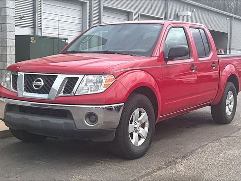 Used 2010 Nissan Frontier SE image 2