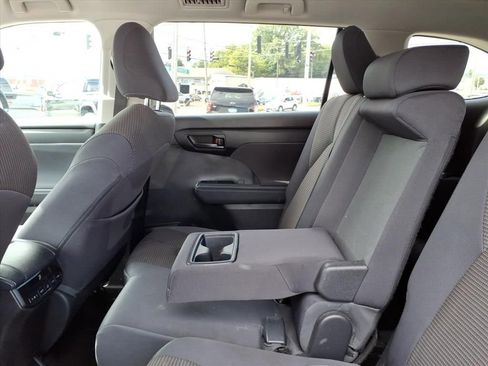 Used 2023 Toyota Highlander LE image 34