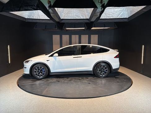 Used 2022 Tesla Model X Plaid image 2