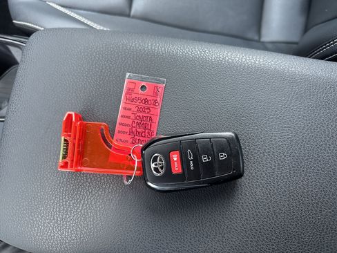 Used 2025 Toyota Camry SE FWD image 31