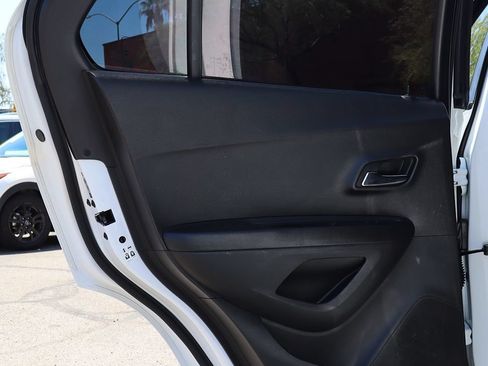 Used 2020 Chevrolet Trax LS FWD image 29