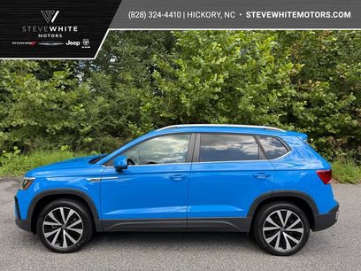 Used 2022 Volkswagen Taos SE w/ Panoramic Sunroof Package