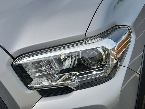 Used 2021 Toyota Tacoma TRD Off-Road w/ Technology Package AWD/4WD image 9