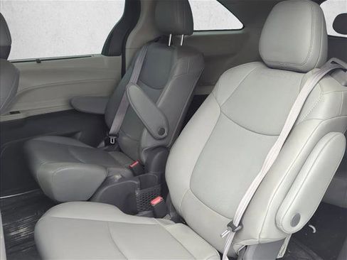 Certified 2021 Toyota Sienna XLE FWD image 22