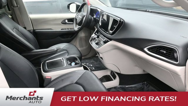 Used 2024 Chrysler Pacifica Touring-L FWD image 11