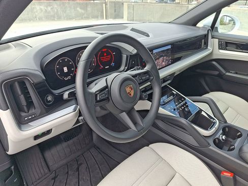 Used 2025 Porsche Cayenne image 4