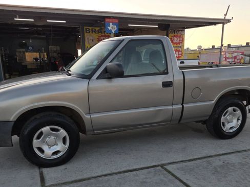 Used 2000 Isuzu Hombre S image 1