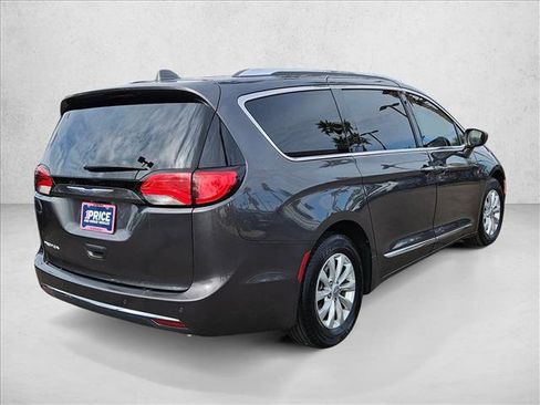 Used 2018 Chrysler Pacifica Touring-L image 5