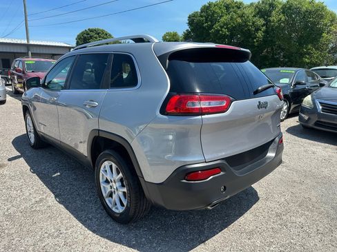 Used 2018 Jeep Cherokee Latitude image 4