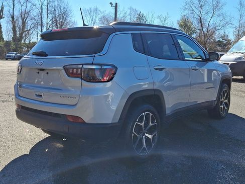 Used 2025 Jeep Compass Limited image 5