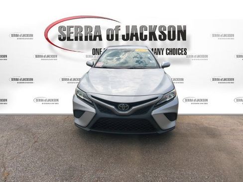Used 2019 Toyota Camry SE FWD image 3