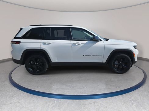 Used 2023 Jeep Grand Cherokee Limited w/ Luxury Tech Group II AWD/4WD image 4