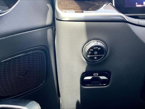 Used 2024 Mercedes-Benz GLC 300 4MATIC image 35