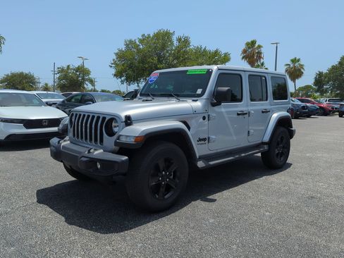 Used 2022 Jeep Wrangler Unlimited Sahara AWD/4WD image 9